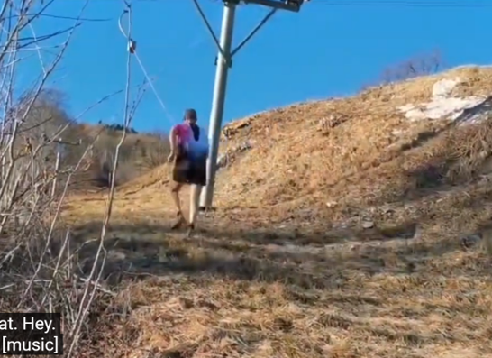 Testläufer auf der Strecke unter dem Lift